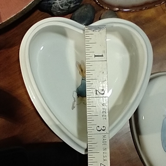 WEDGWOOD PETER RABBIT HEART-SHAPED TRINKET DISH W/ LID & MATCHING SWITCH PLATE - Picture 4 of 15